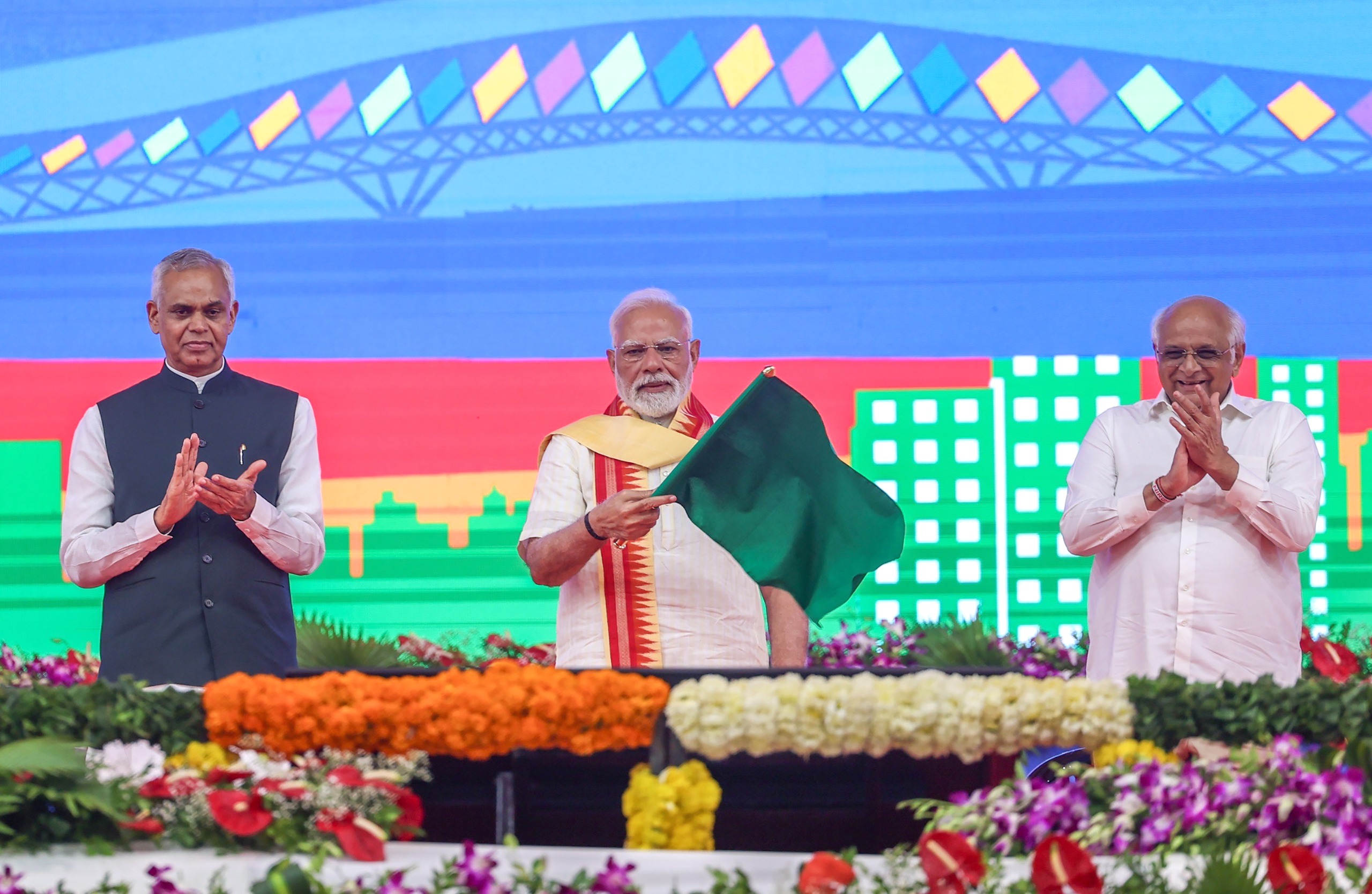 PM मोदी ने गुजरात में 5,400 करोड़ की विकास परियोजनाओं की दी सौगात