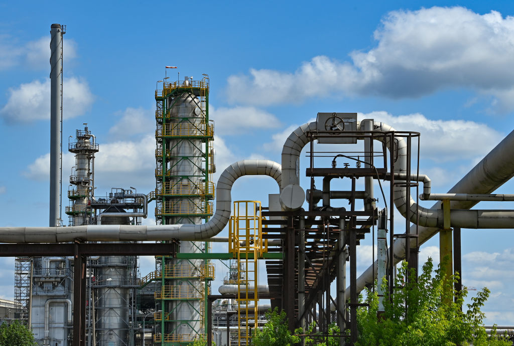 Oil prices hover near seven-month highs amid US-Iran tensions