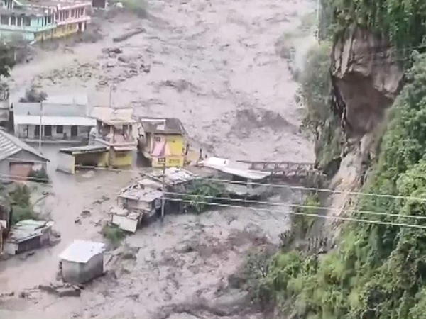 हिमाचल प्रदेश में कुल्लू, किन्नौर, लाहौल स्पीति और शिमला जिले में बहे पुल और वाहन, कई गांव कराए गए खाली 
