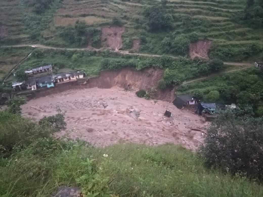 उत्तराखंड के चमोली में बादल फटने से 5 लोग लापता, छह घर बह गए