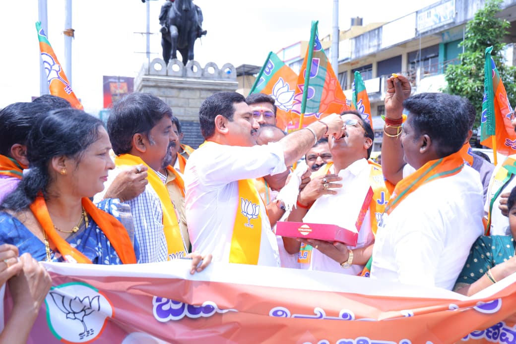 कर्नाटक में BJP ने मनाया GST सुधारों का उत्सव, बांटी मिठाइयां