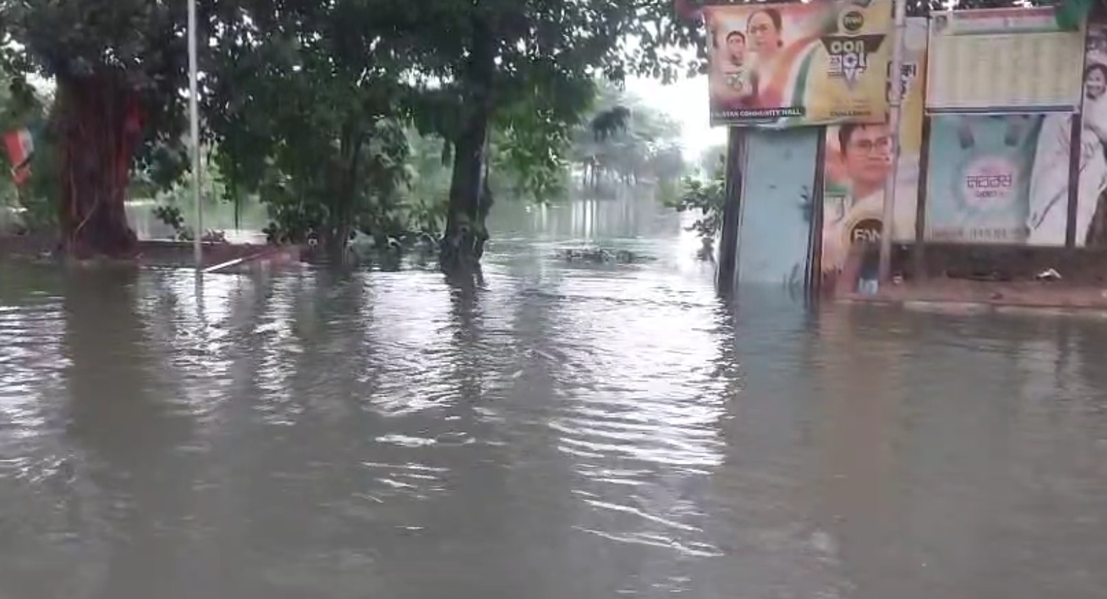 कोलकाता में रातभर की बारिश से जनजीवन अस्त-व्यस्त, मेट्रो और ट्रेन सेवाएं ठप