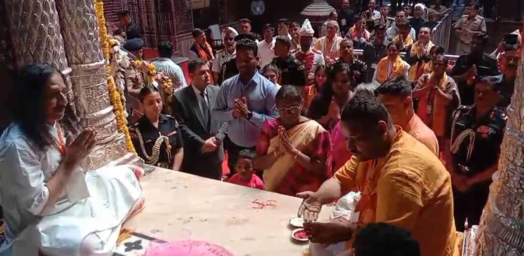 राष्ट्रपति मुर्मु ने वृंदावन के ठाकुर बांके बिहारी मंदिर में किए दर्शन