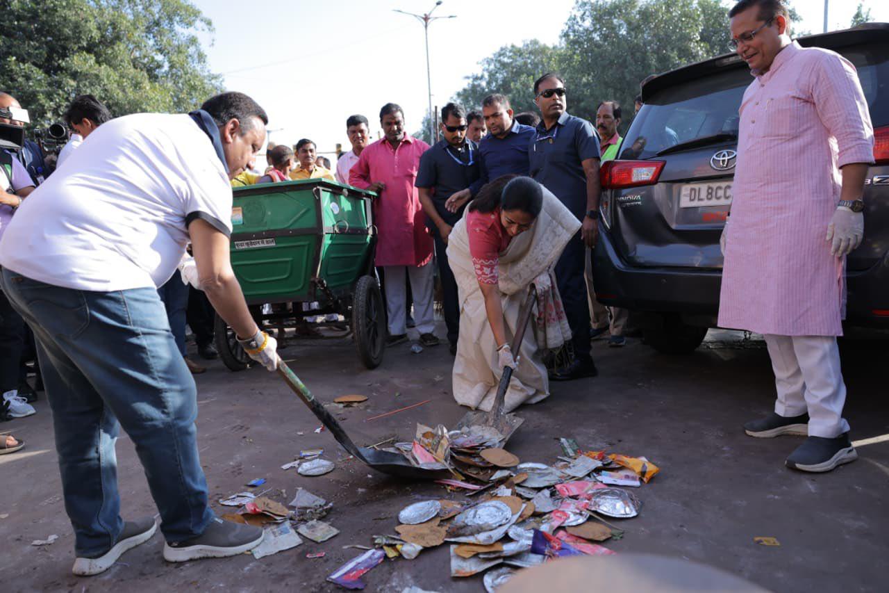 स्वच्छता को अपनी आदत में शामिल करें, दिल्ली को स्वच्छ और सुंदर बनाएं : रेखा गुप्ता