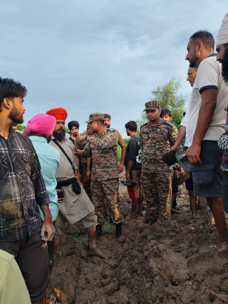 बाढ़ में फंसे पंजाब की उम्मीद बनी भारतीय सेना, युद्धस्तर पर राहत और बचाव कार्य जारी