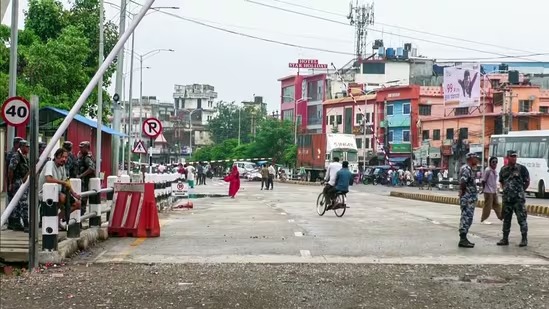 चार दिन बाद खुला भारत-नेपाल का सोनौली बॉर्डर, आवश्यक सामान से भरे ट्रकों को मिली अनुमति