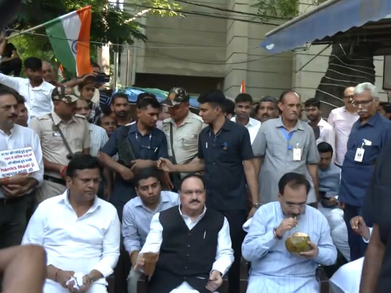 जीएसटी बचत उत्सव : अमर कॉलोनी बाजार में दुकानदारों से मिले जेपी नड्डा, कहा- उपभोक्ताओं को मिलेगी राहत