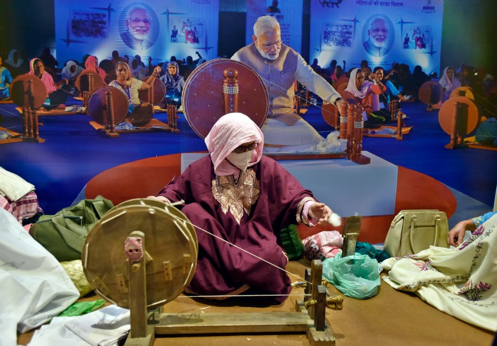 खादी का पुनर्जागरण : बापू के स्वदेशी स्वप्न को पीएम मोदी ने दी नई उड़ान