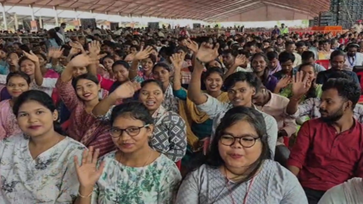 ओडिशा दौरे पर पीएम मोदी: युवाओं ने कहा, देश को नई दिशा मिल रही