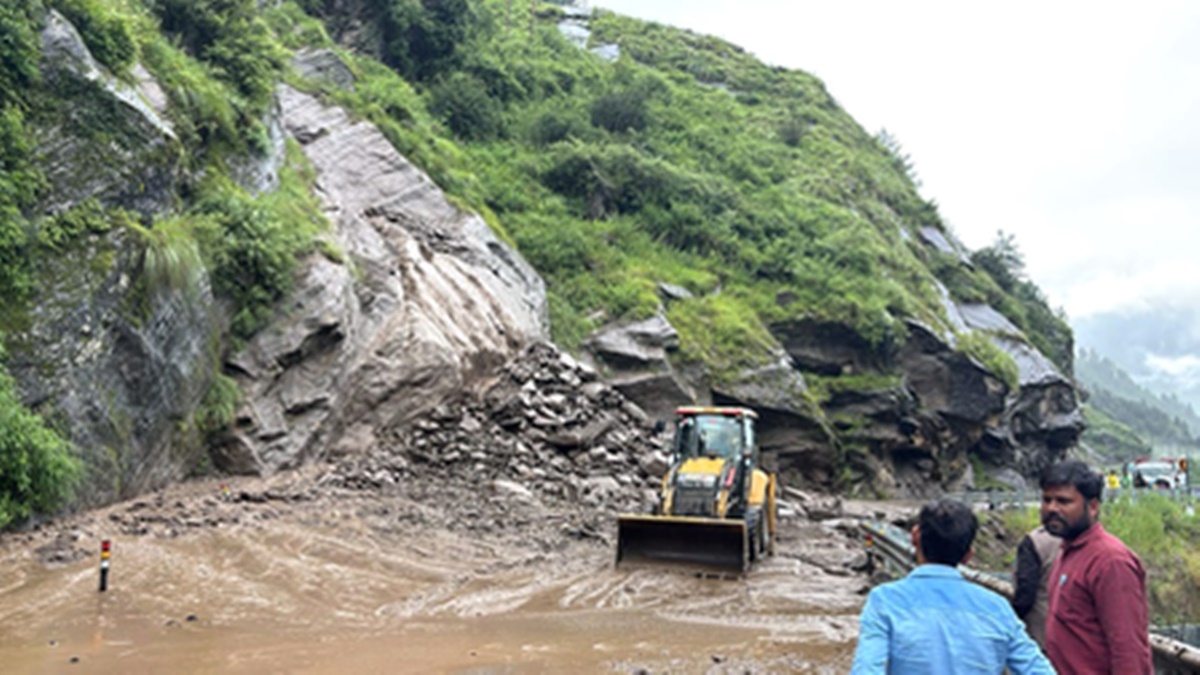उत्तराखंड में मूसलाधार बारिश से जनजीवन ठप, स्कूल बंद और चारधाम यात्रा स्‍थगित 