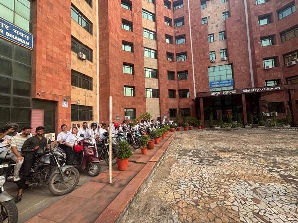 आयुर्वेद दिवस से पहले एआईआईए ने निकाली बाइक रैली, स्वास्थ्य और पर्यावरण संतुलन का संदेश