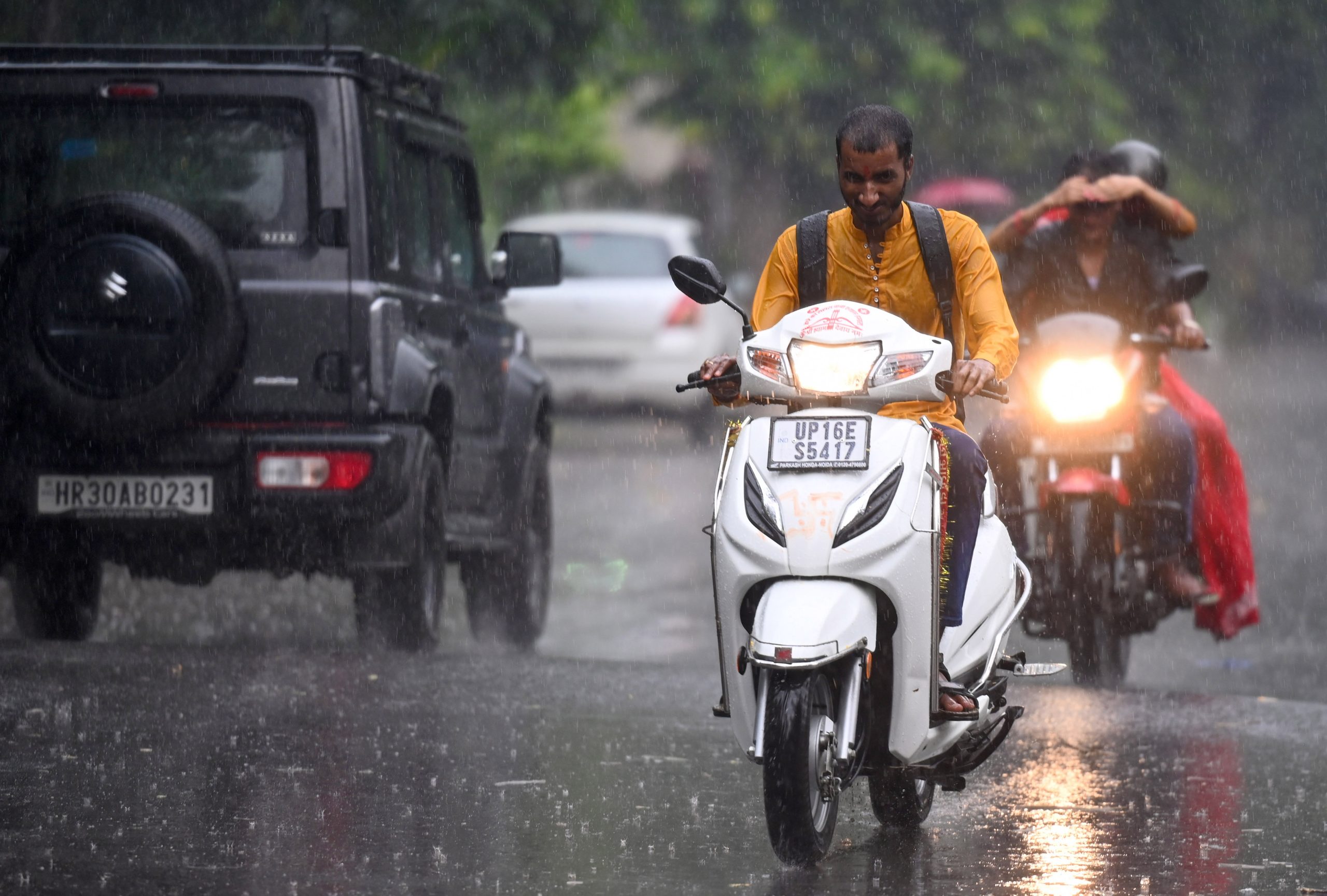 IMD issues orange alert for three Maharashtra districts, moderate rain and thunderstorm likely