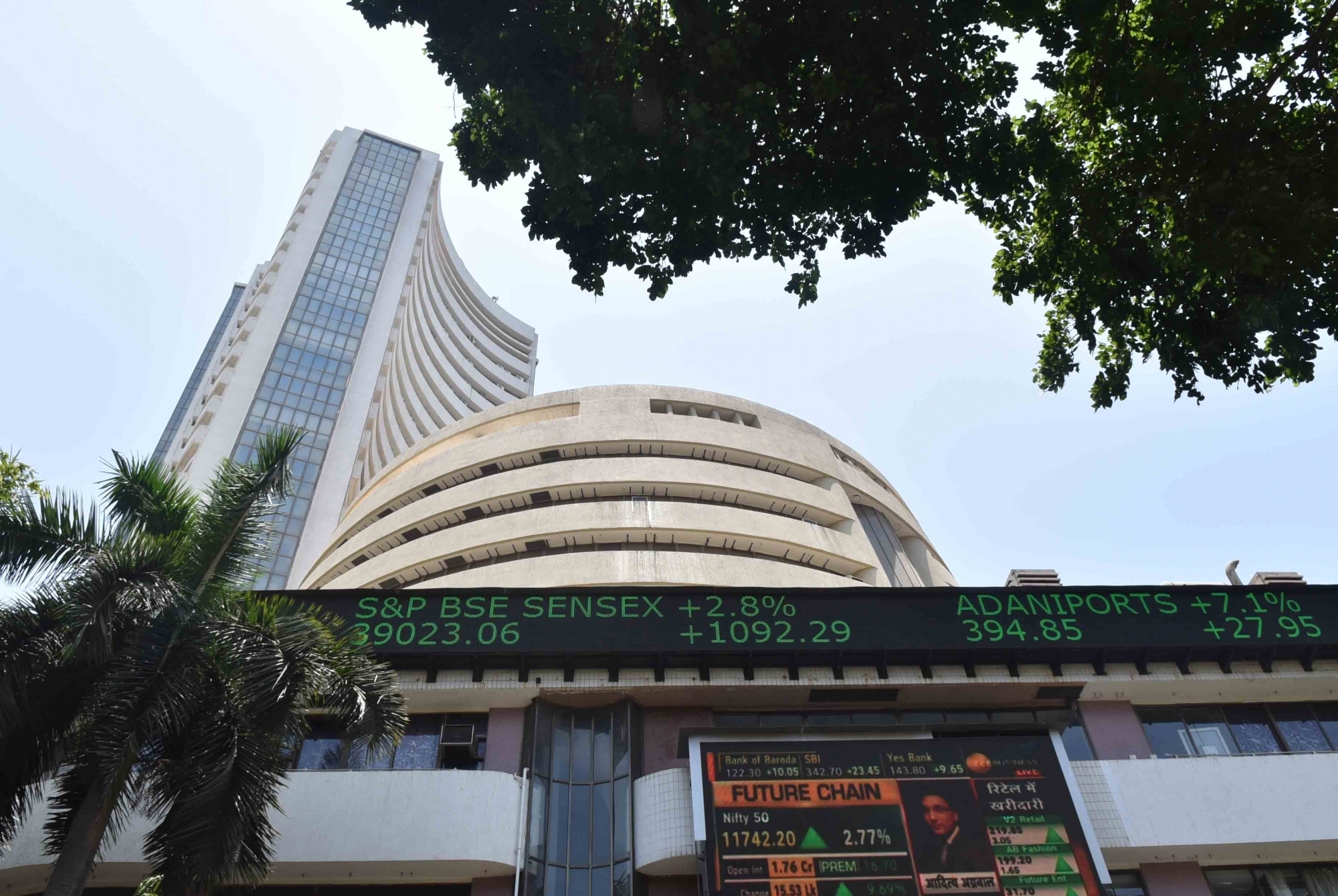Sensex, Nifty end lower amid IT selloff and H-1B visa concerns