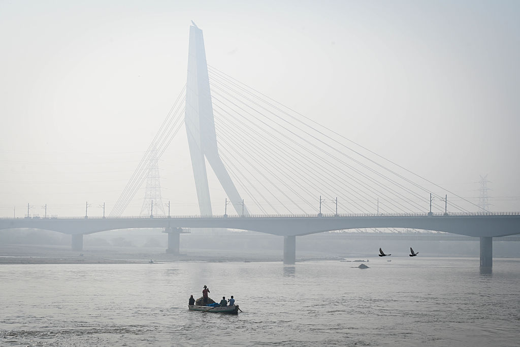 दिल्ली की हवा फिर हुई जहरीली, एक्यूआई 273 पर पहुंचा, कई इलाकों में स्थिति बेहद खराब