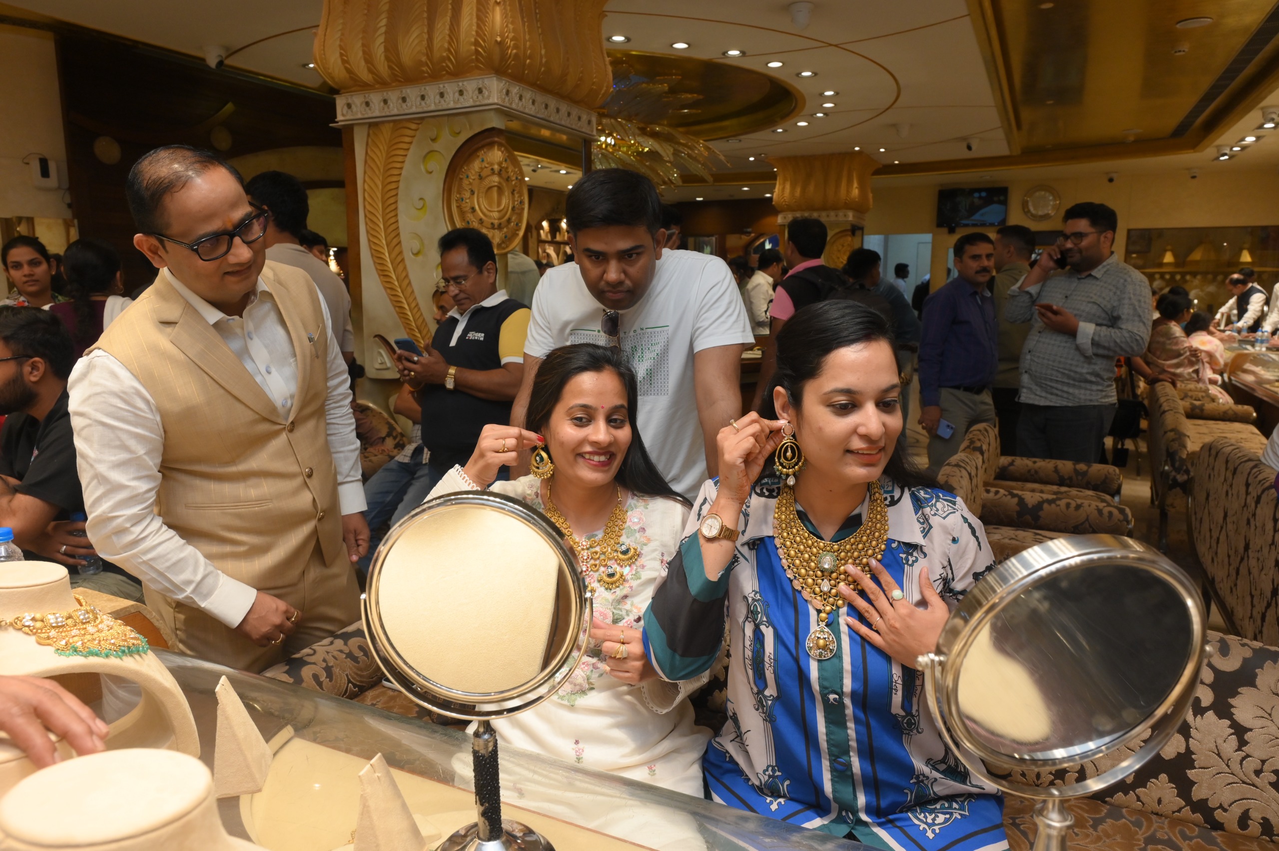 फेस्टिव सीजन में अर्थव्यवस्था ने पकड़ी रफ्तार, कारों और गोल्ड की रिकॉर्ड बिक्री