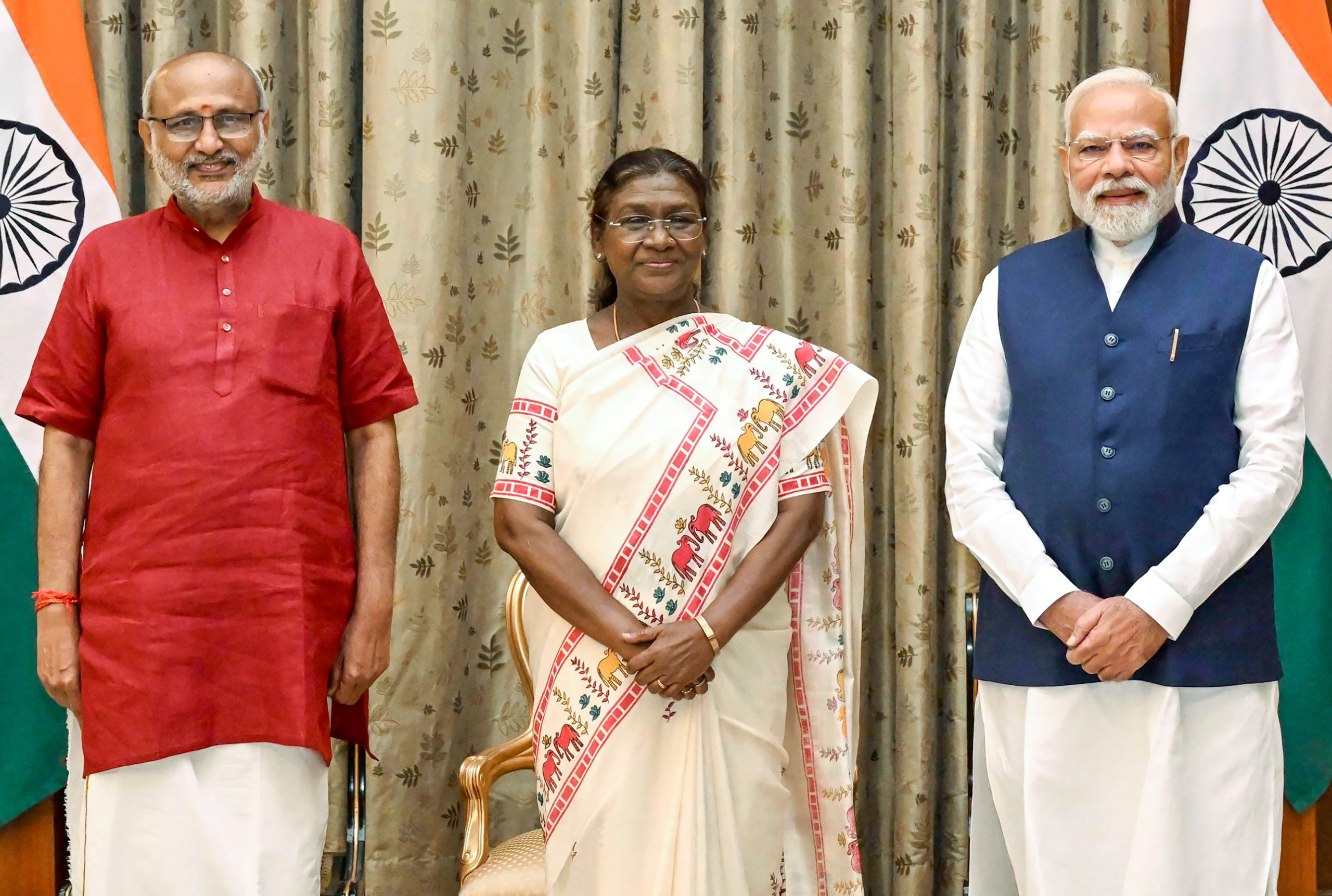 विजयादशमी पर राष्ट्रपति मुर्मु, उपराष्ट्रपति राधाकृष्णन और प्रधानमंत्री मोदी ने देशवासियों को दीं शुभकामनाएं