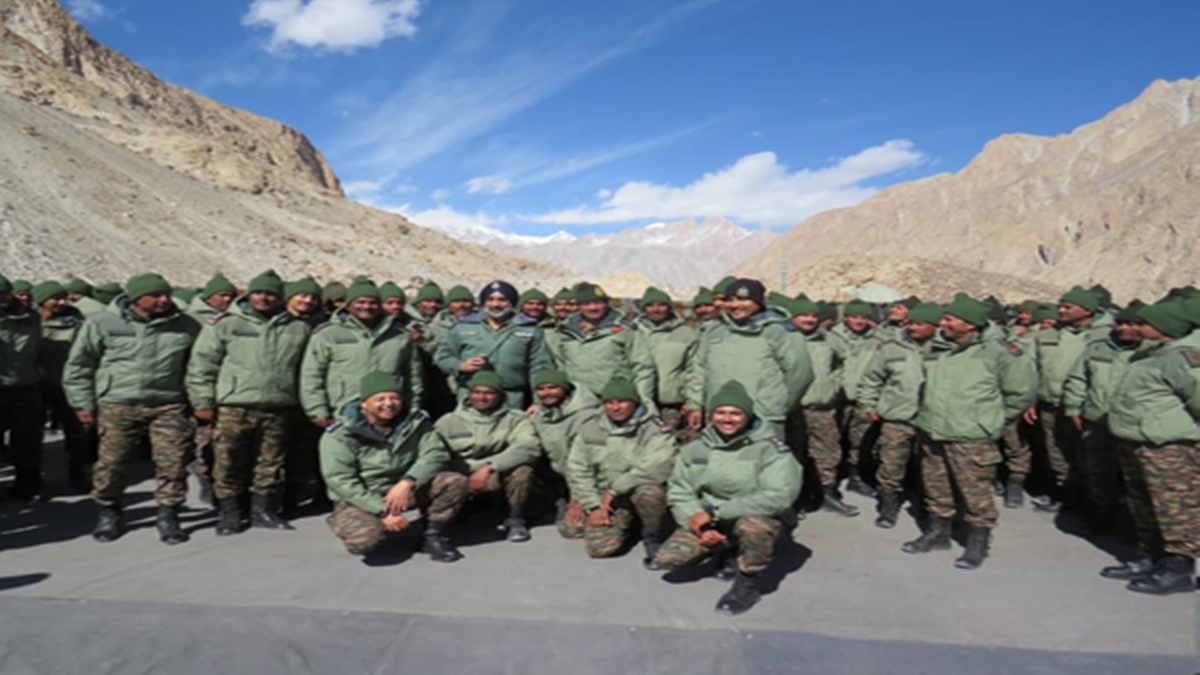लद्दाख से सियाचिन ग्लेशियर तक जवानों ने मनाई दीपावली, वायुसेना प्रमुख भी रहे मौजूद