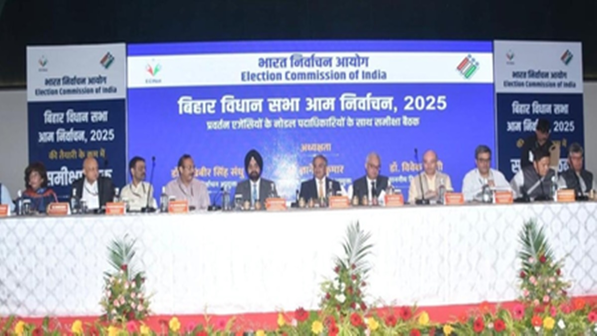 पटना: चुनाव आयोग ने बिहार विधानसभा चुनाव की तैयारियों का दूसरे दिन विस्तृत रूप से जायजा लिया