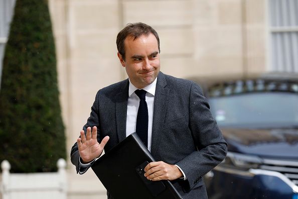 France edges towards budget deal with Socialists welcoming PM’s concessions
