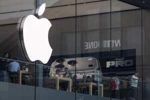 Apple turns to hardware veteran Ternus as CEO to succeed Cook in AI age