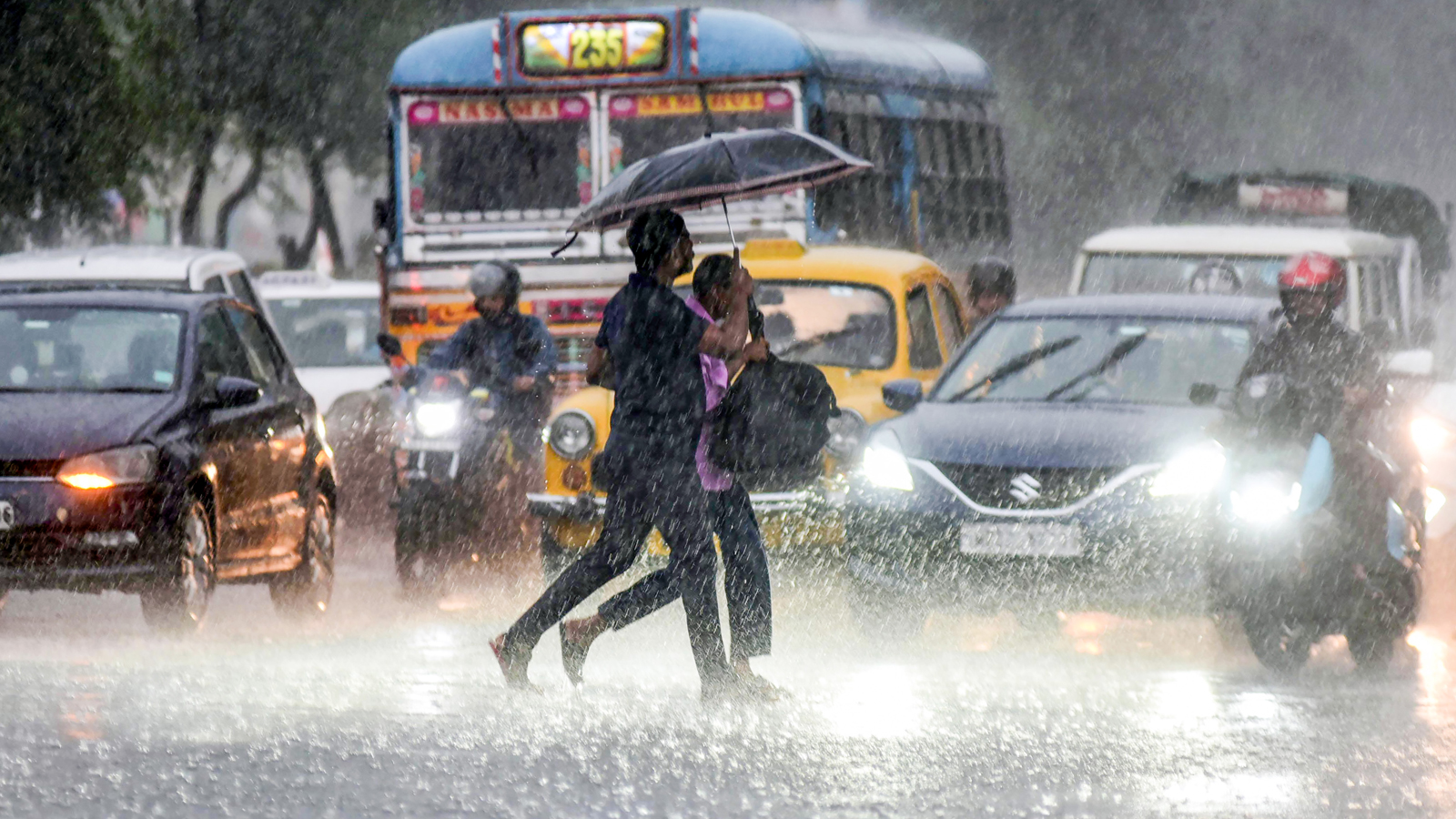 तमिलनाडु के 22 जिलों में भारी बारिश का अलर्ट, बिजली गिरने की चेतावनी
