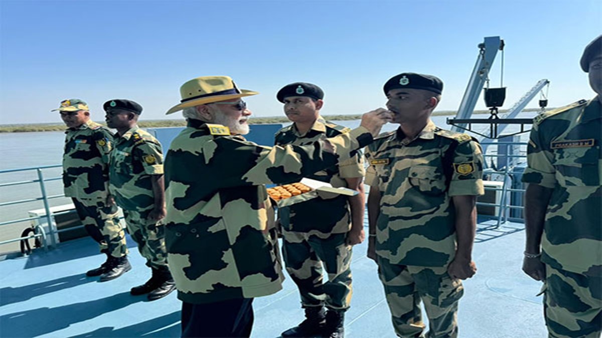 प्रधानमंत्री मोदी ने फिर जवानों के साथ मनाई दिवाली- “देश ही परिवार है” का दिया संदेश