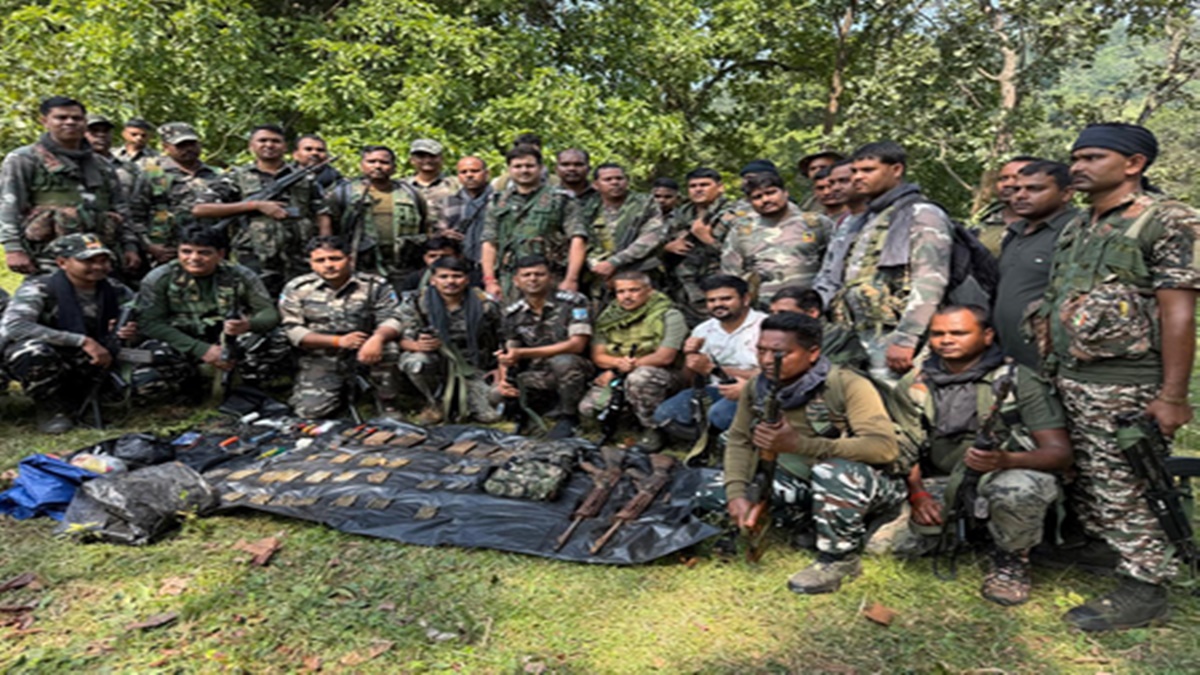 हजारीबाग में नक्सलियों के ठिकानों से कई हथियार बरामद, पुलिस-सीआरपीएफ को मिली कामयाबी