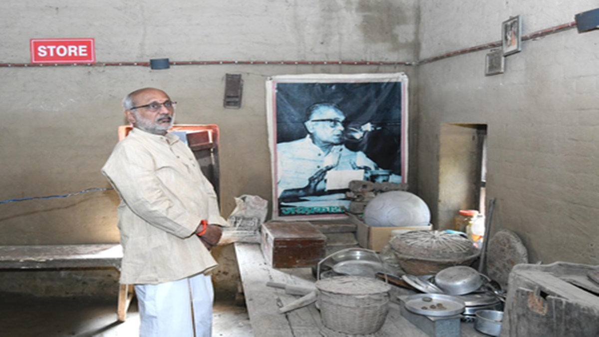 उपराष्ट्रपति सीपी राधाकृष्णन ने लोकनायक जयप्रकाश नारायण की जयंती पर उनके पैतृक घर जाकर उन्हें श्रद्धांजलि अर्पित की