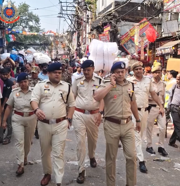 धनतेरस और दीपावली पर दिल्ली में कड़ी सुरक्षा, पुलिस का फ्लैग मार्च और ड्रोन से निगरानी जारी