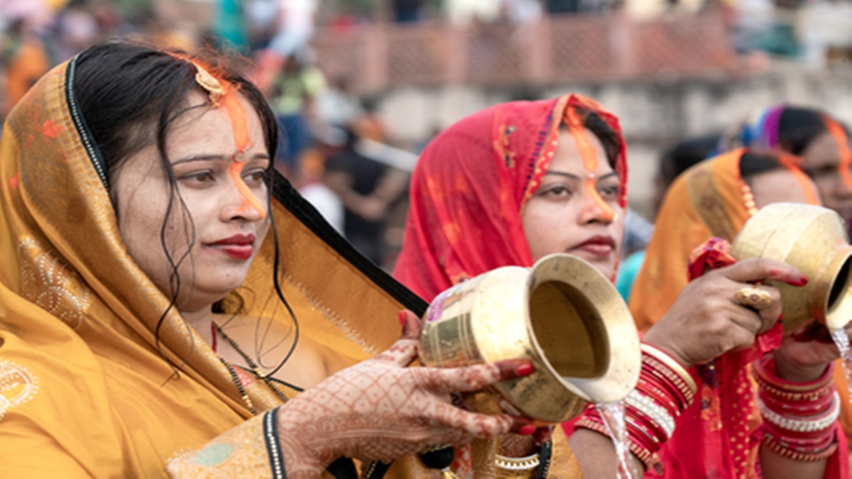 सूर्योपासना की आस्था में डूबा बिहार, अस्ताचलगामी सूर्य को अर्घ्य देने के लिए सजे छठ घाट