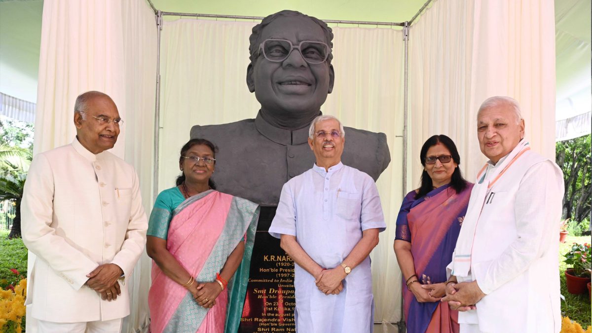 राष्ट्रपति द्रौपदी मुर्मु ने केरल राजभवन में पूर्व राष्ट्रपति केआर नारायणन की प्रतिमा का किया अनावरण 