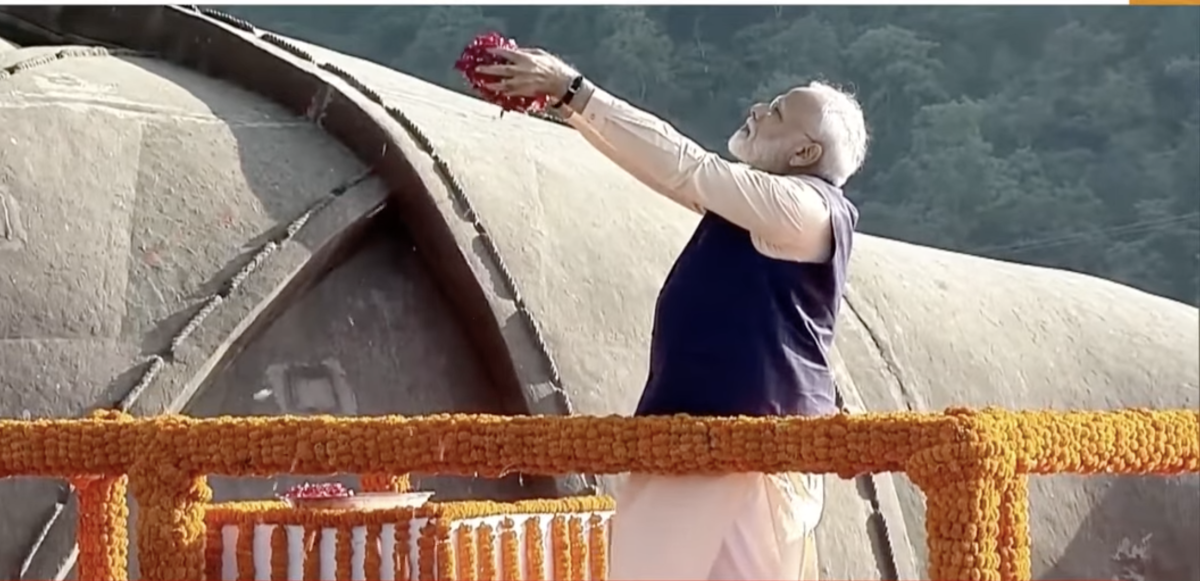 पीएम मोदी ने गुजरात में सरदार वल्लभभाई पटेल की प्रतिमा पर पुष्पांजलि की अर्पित