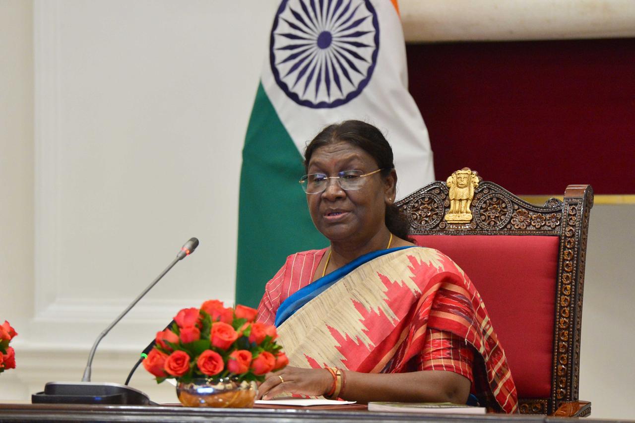 राष्ट्रपति द्रौपदी मुर्मु और उपराष्ट्रपति सीपी राधाकृष्णन ने वेंकटेश्वर मंदिर में हुई भगदड़ की घटना पर दुख जताया