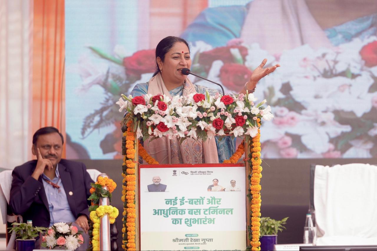 सीएम रेखा गुप्ता ने नए बस टर्मिनल का किया उद्घाटन, 40 इलेक्ट्रिक बसों को दिखाई हरी झंडी