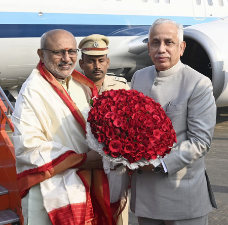 उपराष्ट्रपति सीपी राधाकृष्णन विशाखापत्तनम पहुंचे, राज्यपाल अब्दुल नजीर ने स्वागत किया
