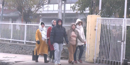 कश्मीर घाटी में कड़ाके की ठंड, बर्फीली हवाओं से जनजीवन ठप