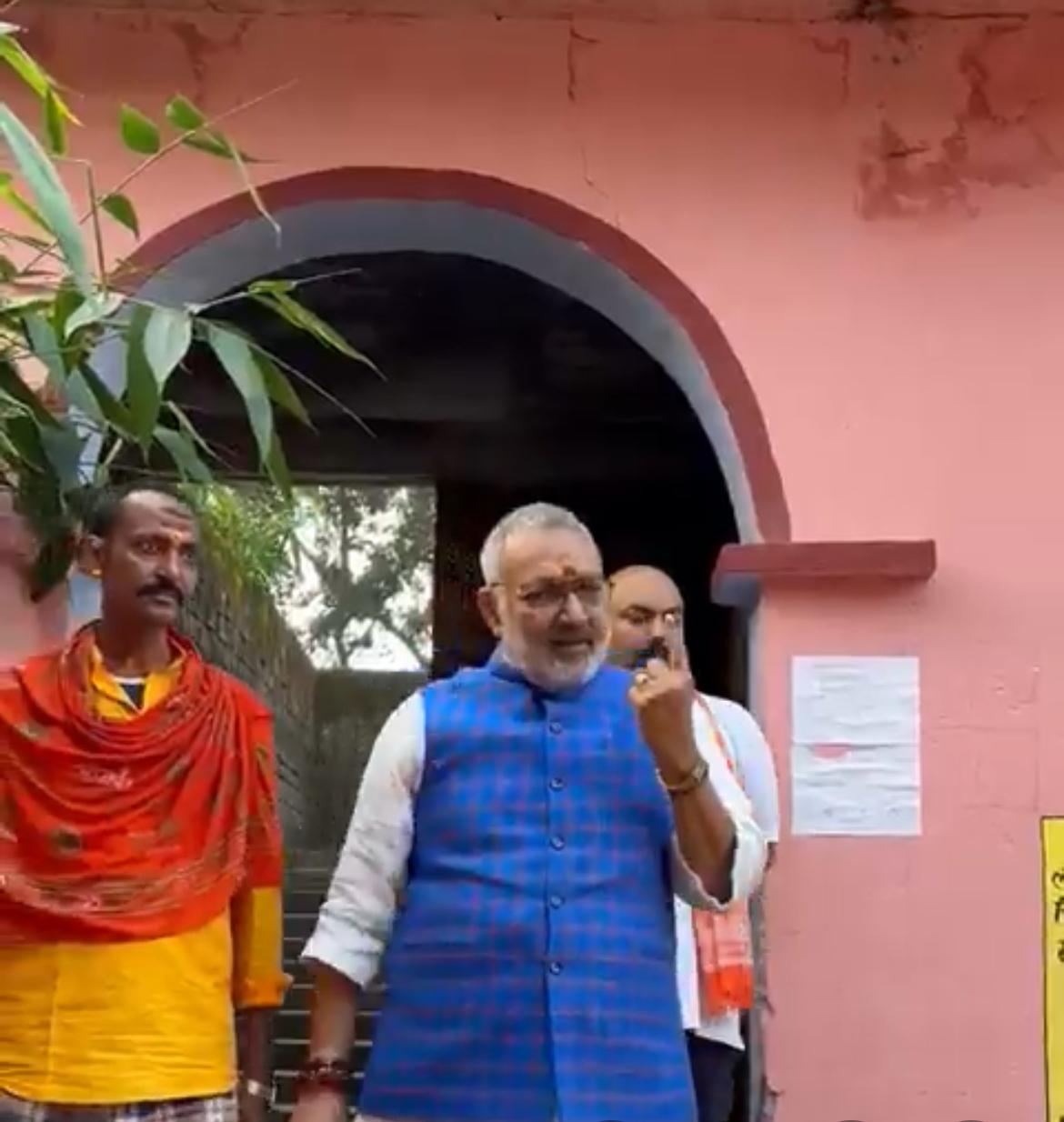 बिहार चुनाव: गिरिराज सिंह और नितिन नबीन ने डाला वोट, एनडीए की 121 सीटें जीतने का दावा