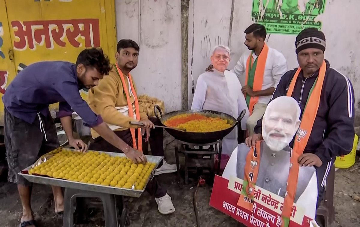 बिहार में मतगणना के बीच दिल्ली के भाजपा कार्यालय में बन रहे पकवान