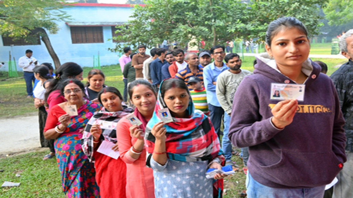बिहार चुनाव:  दोपहर तीन बजे तक 60 फीसदी से अधिक वोटिंग, मतदान केंद्रों पर मतदाताओं की लंबी कतार