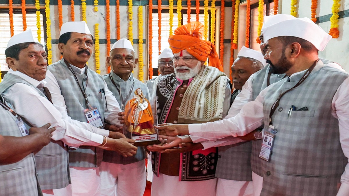 गुजरात के देवमोगरा माता मंदिर में प्रधानमंत्री मोदी ने की पूजा-अर्चना