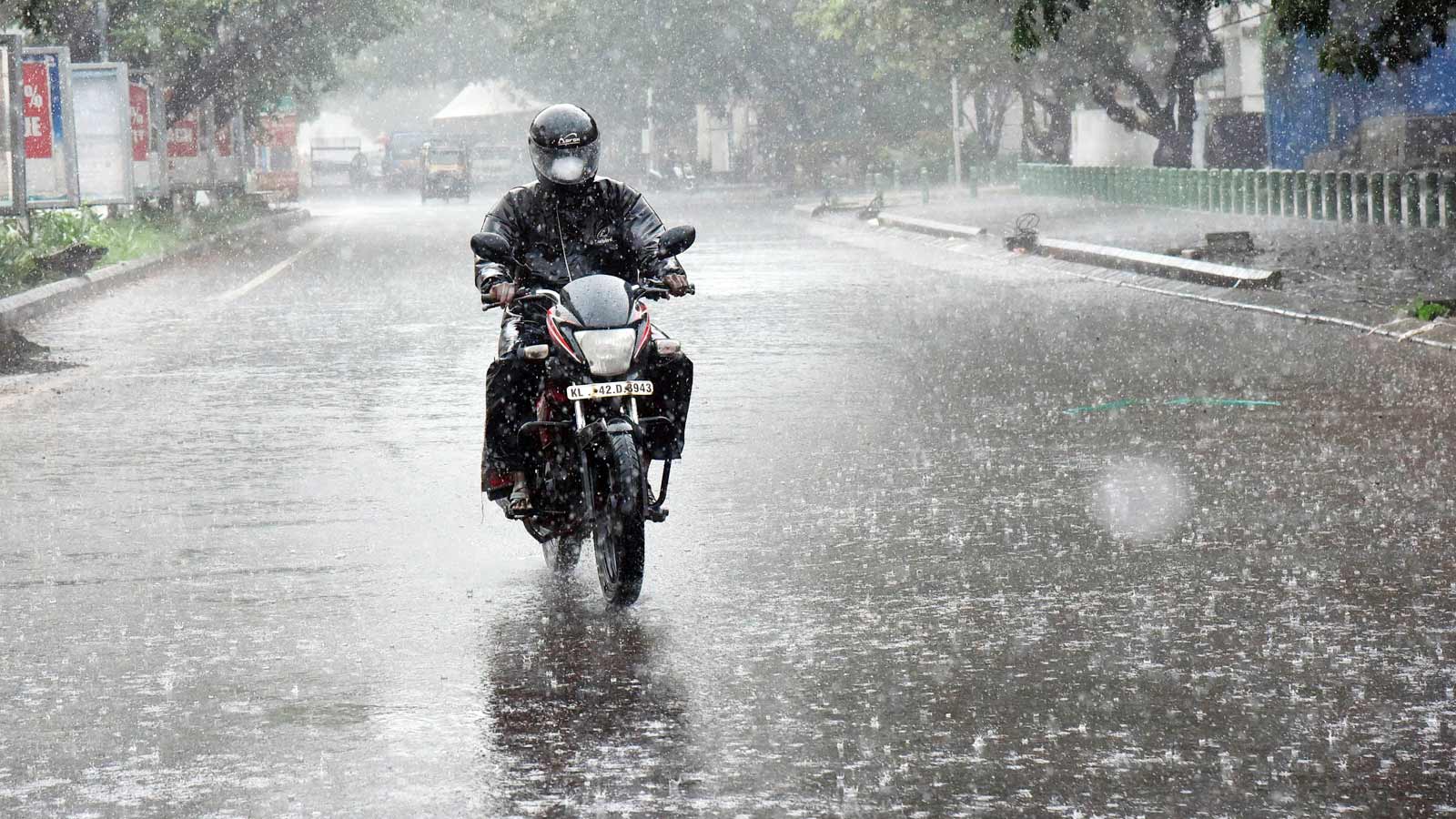 Heavy Rains Lash Tamil Nadu as Bay of Bengal Depression Likely to Intensify into Cyclonic Storm