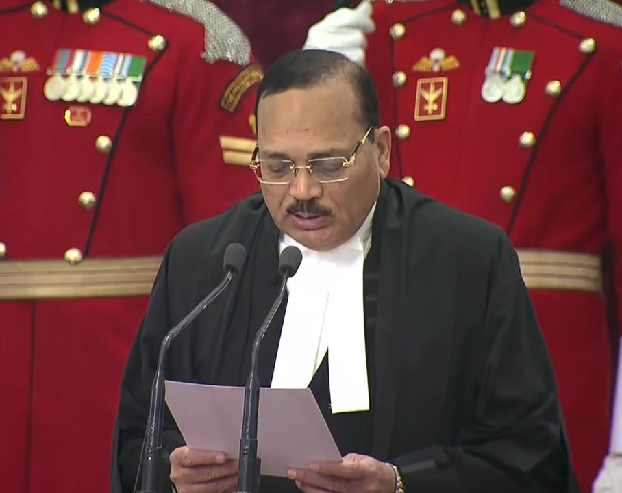 देश के 53वें चीफ जस्टिस बने जस्टिस सूर्यकांत, राष्ट्रपति मुर्मु ने दिलाई शपथ