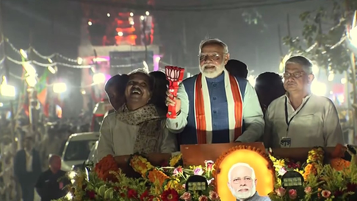 बिहार चुनाव: पटना में पीएम मोदी का मेगा रोड शो, हर तरफ भीड़ ही भीड़