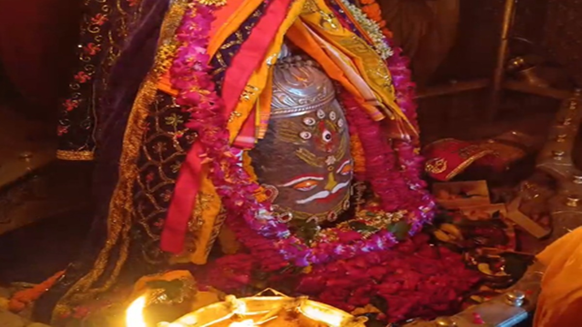उज्जैन: भांग के शृंगार में सजे बाबा महाकाल, भस्म आरती में उमड़े हजारों श्रद्धालु