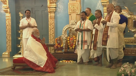 पीएम मोदी ने पुट्टपर्थी में श्री सत्य साईं बाबा के पवित्र श्राइन और महासमाधि पर की पूजा 