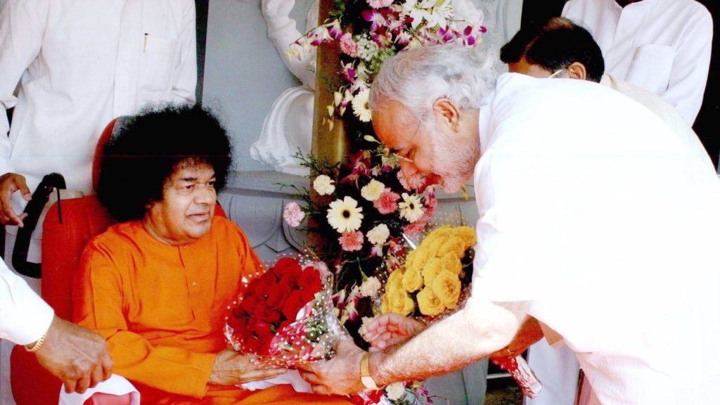 pm-modi-sathya-sai-baba