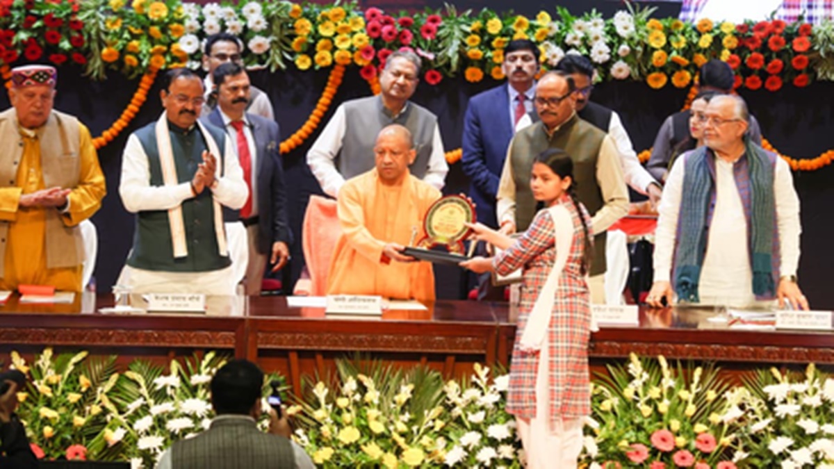 भारतीय संविधान हमारी अनेकता में एकता का आधार स्‍तंभ: सीएम योगी