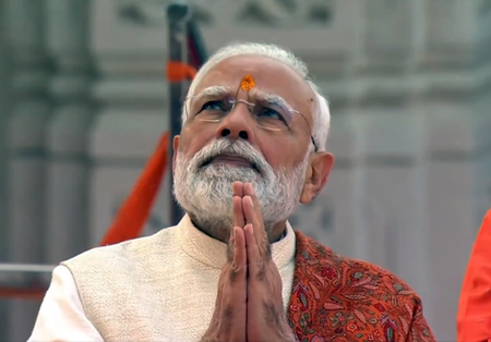 अयोध्या: राममंदिर में प्रधानमंत्री मोदी ने फहराई धर्मध्वजा