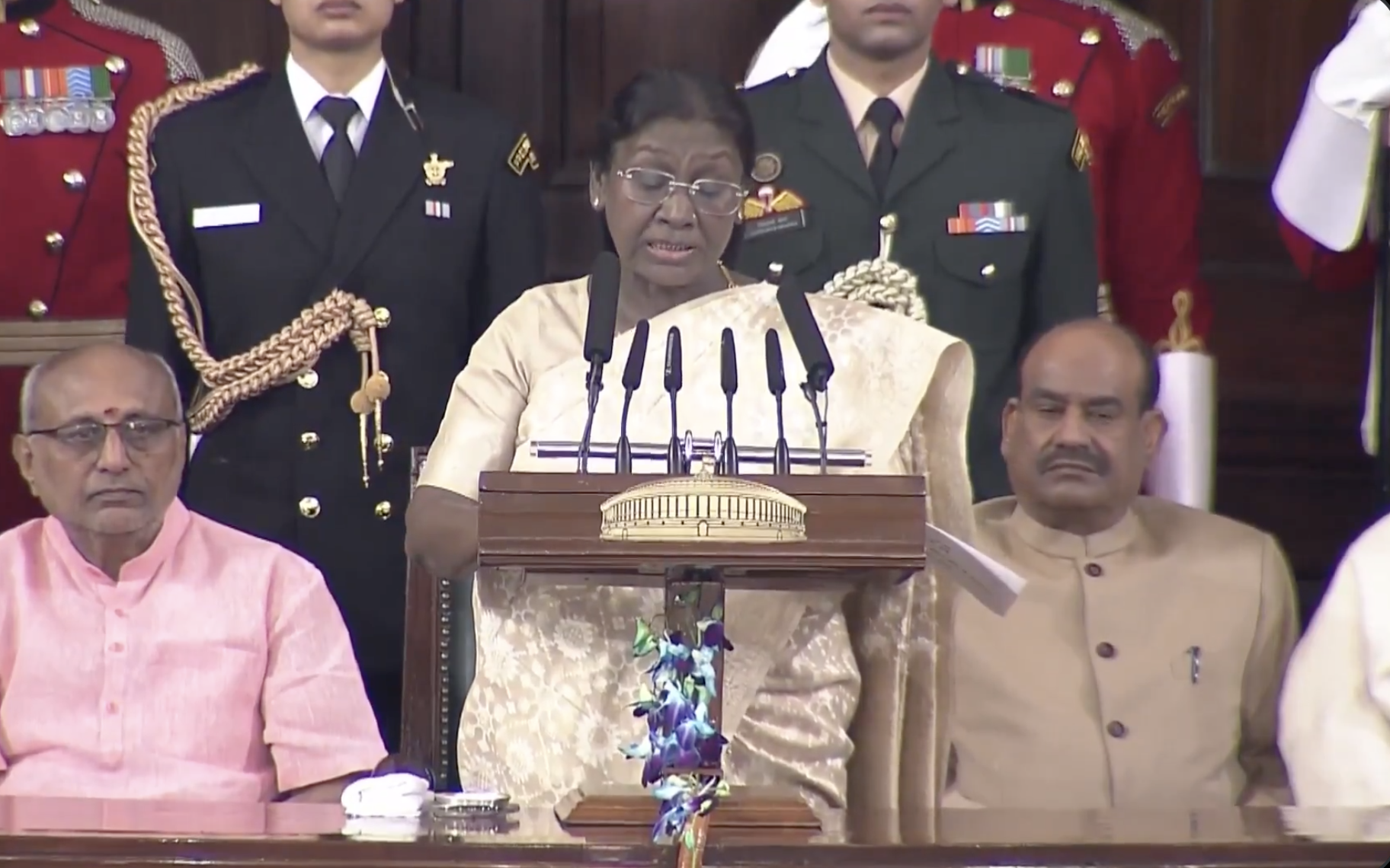 संविधान दिवस समारोह: राष्ट्रपति ने अनुच्छेद 370 हटाने और नारी शक्ति वंदन अधिनियम की सराहना की