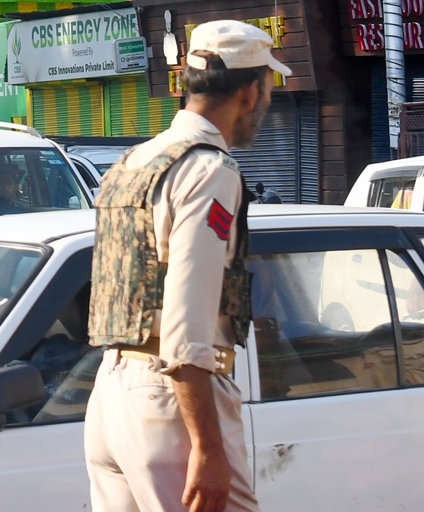 जम्मू-कश्मीर पुलिस की काउंटर-इंटेलिजेंस विंग ने कई जगहों पर छापेमारी की